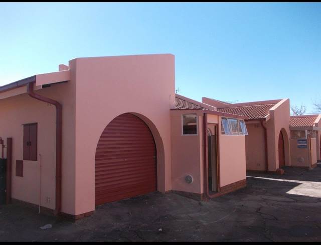 3 BEDROOM TOWNHOUSE FOR SALE IN VANDERBIJLPARK CE 2